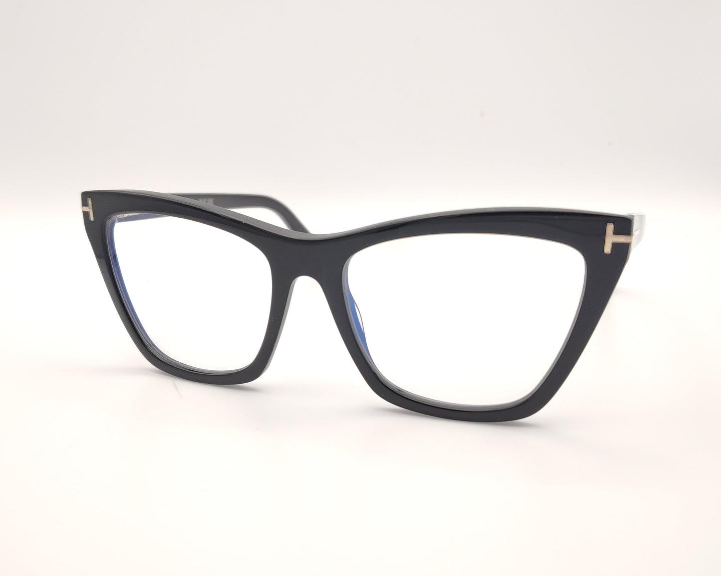 gafas tom ford negras con clip solar magnético y forma cat eye con detalle metálico