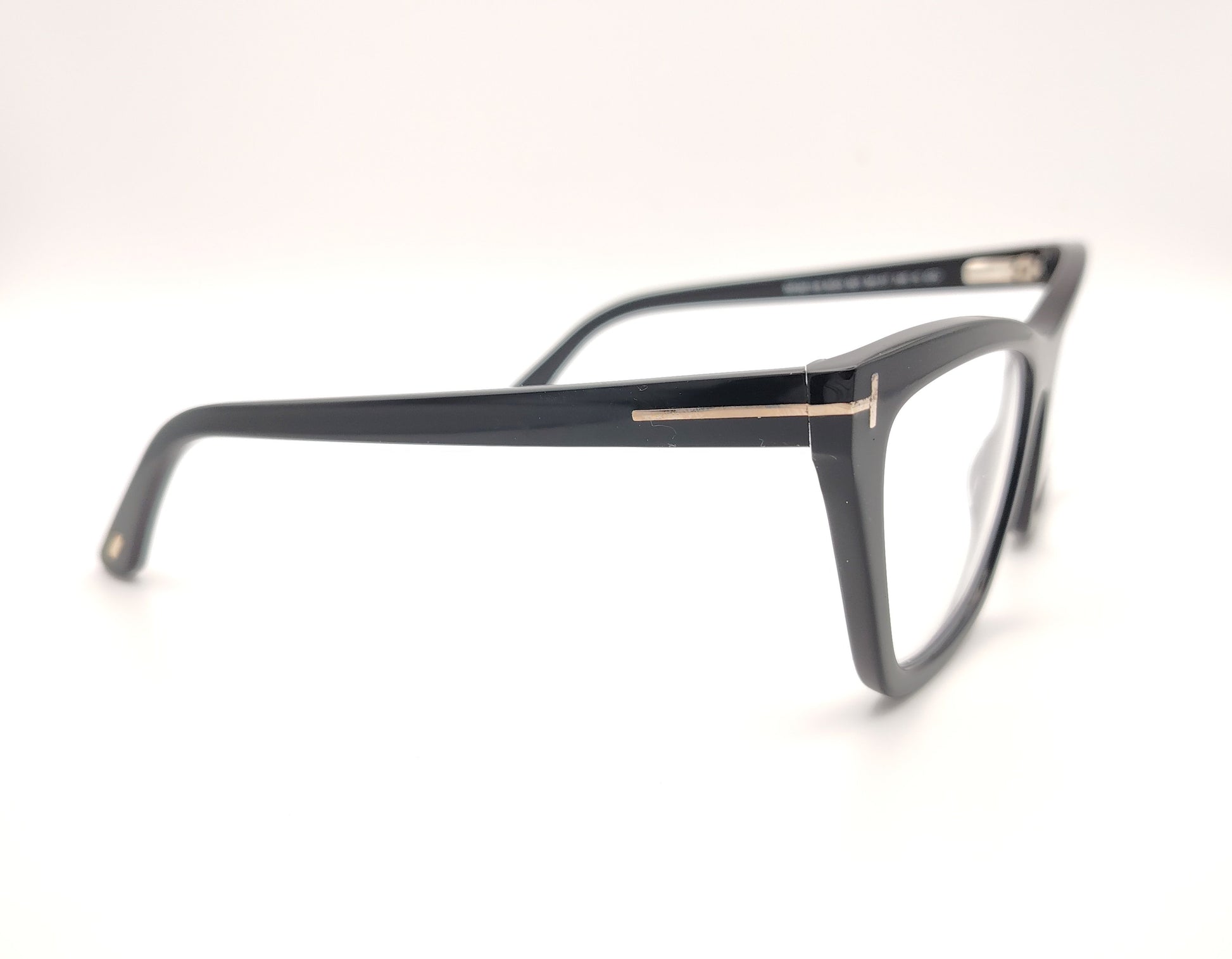 gafas tom ford negras con clip solar magnético y forma cat eye con detalle metálico