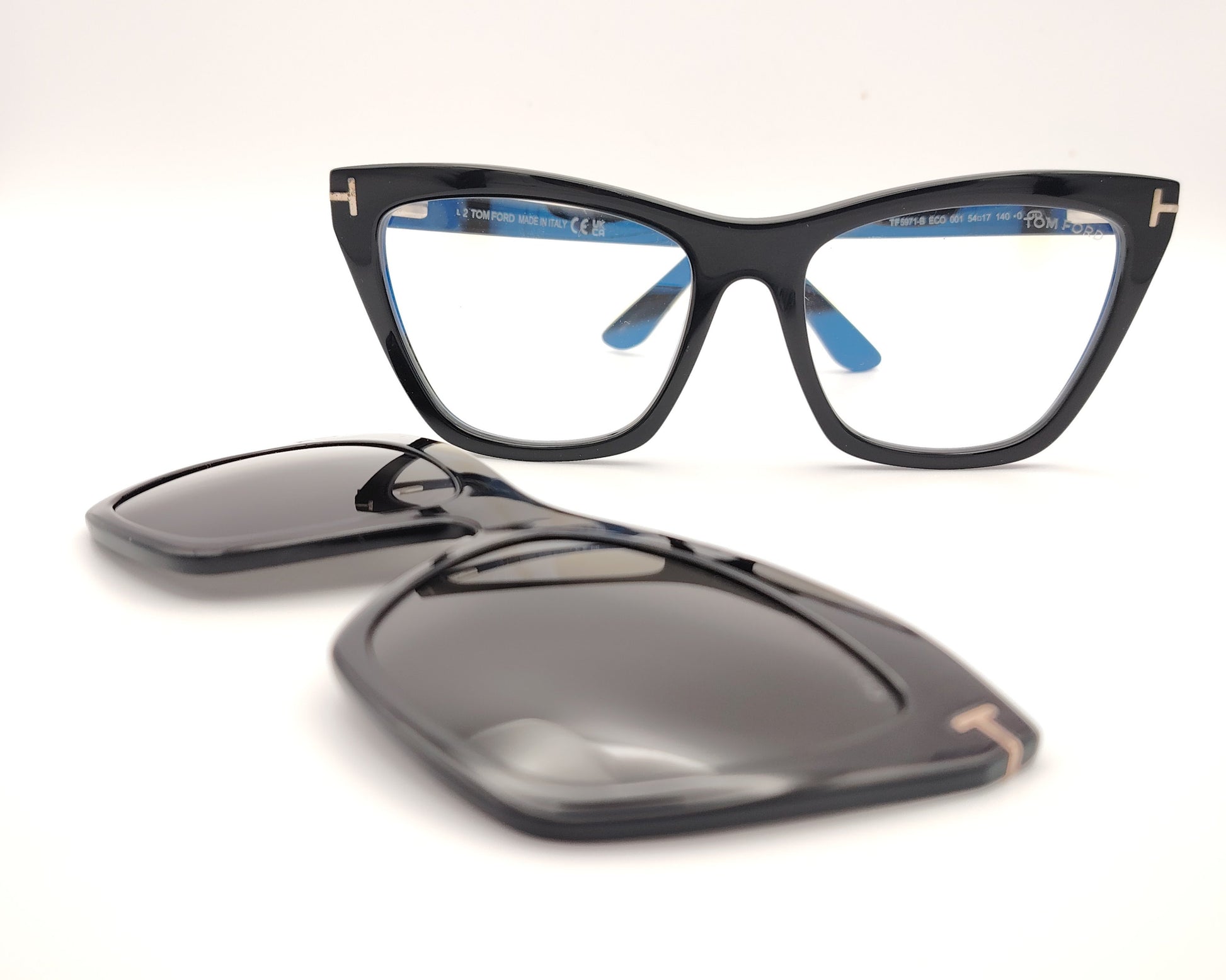gafas tom ford negras con clip solar magnético y forma cat eye con detalle metálico