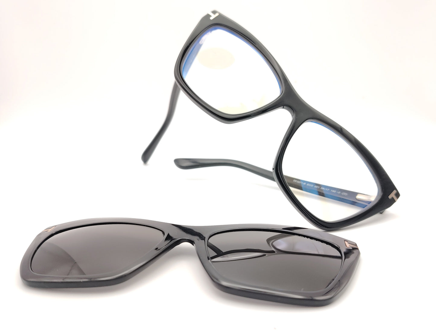 gafas tom ford negras con clip solar magnético y forma cat eye con detalle metálico