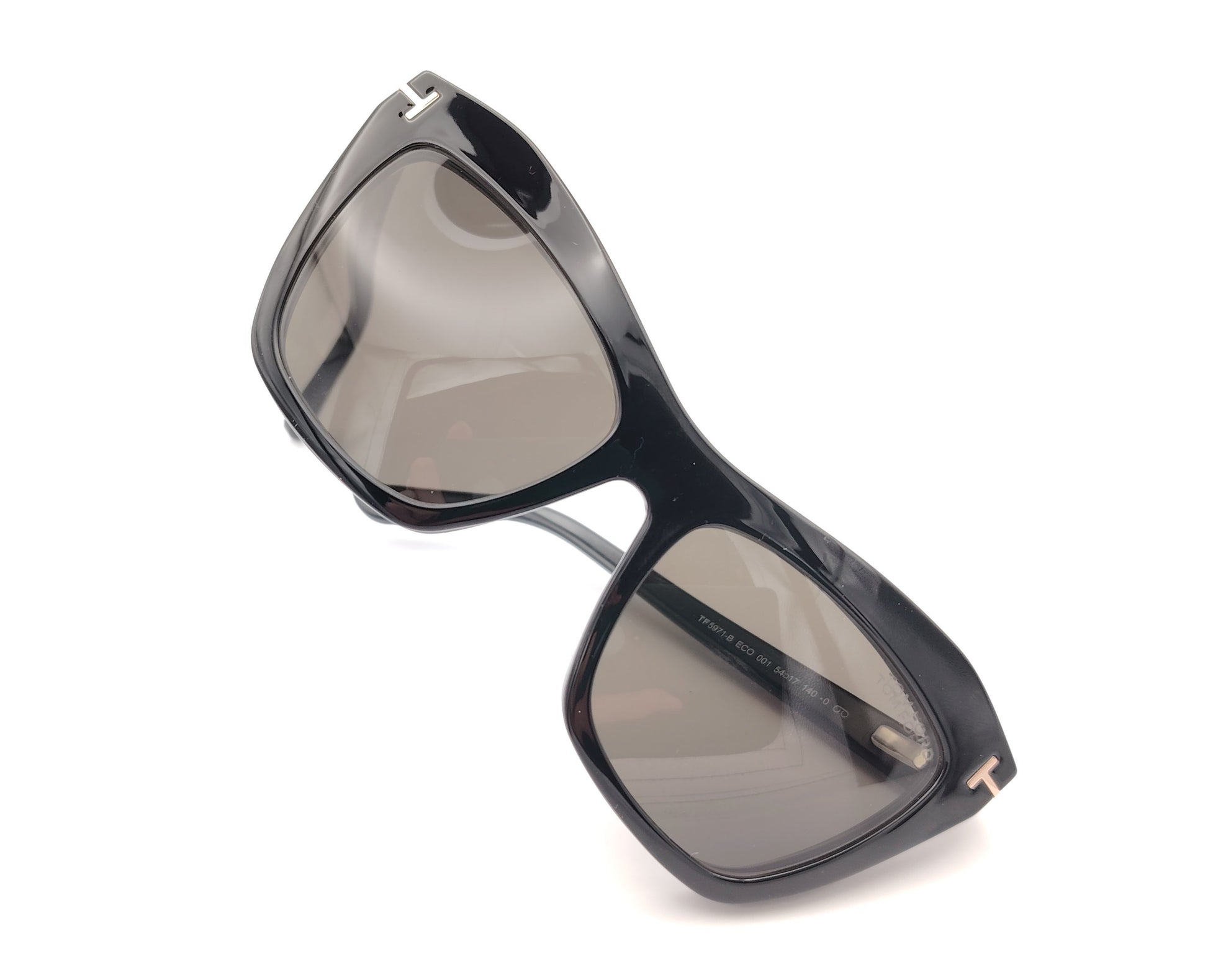 gafas tom ford negras con clip solar magnético y forma cat eye con detalle metálico