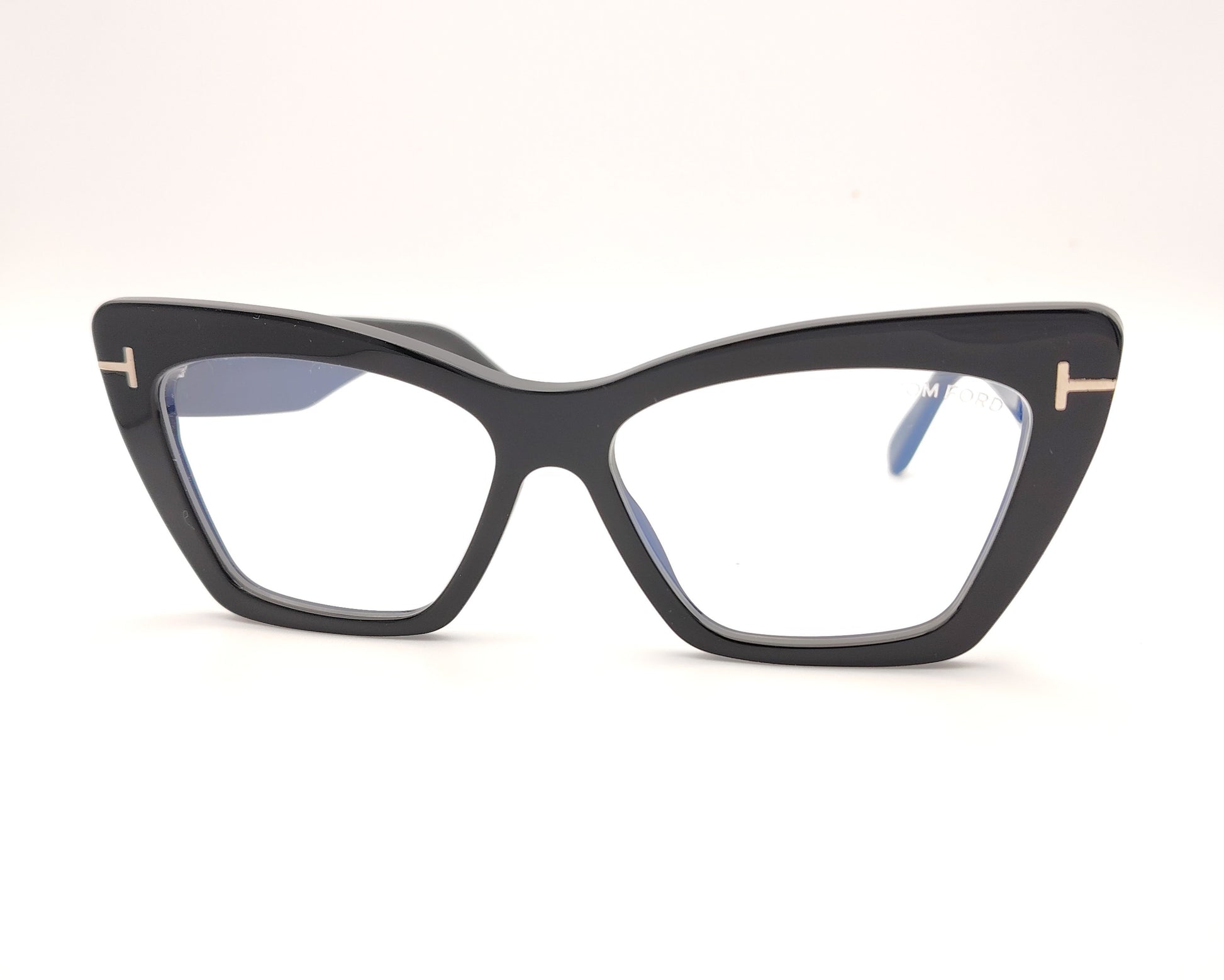 gafas tom ford negras de forma cat eye  con detalle metálico en las varillas