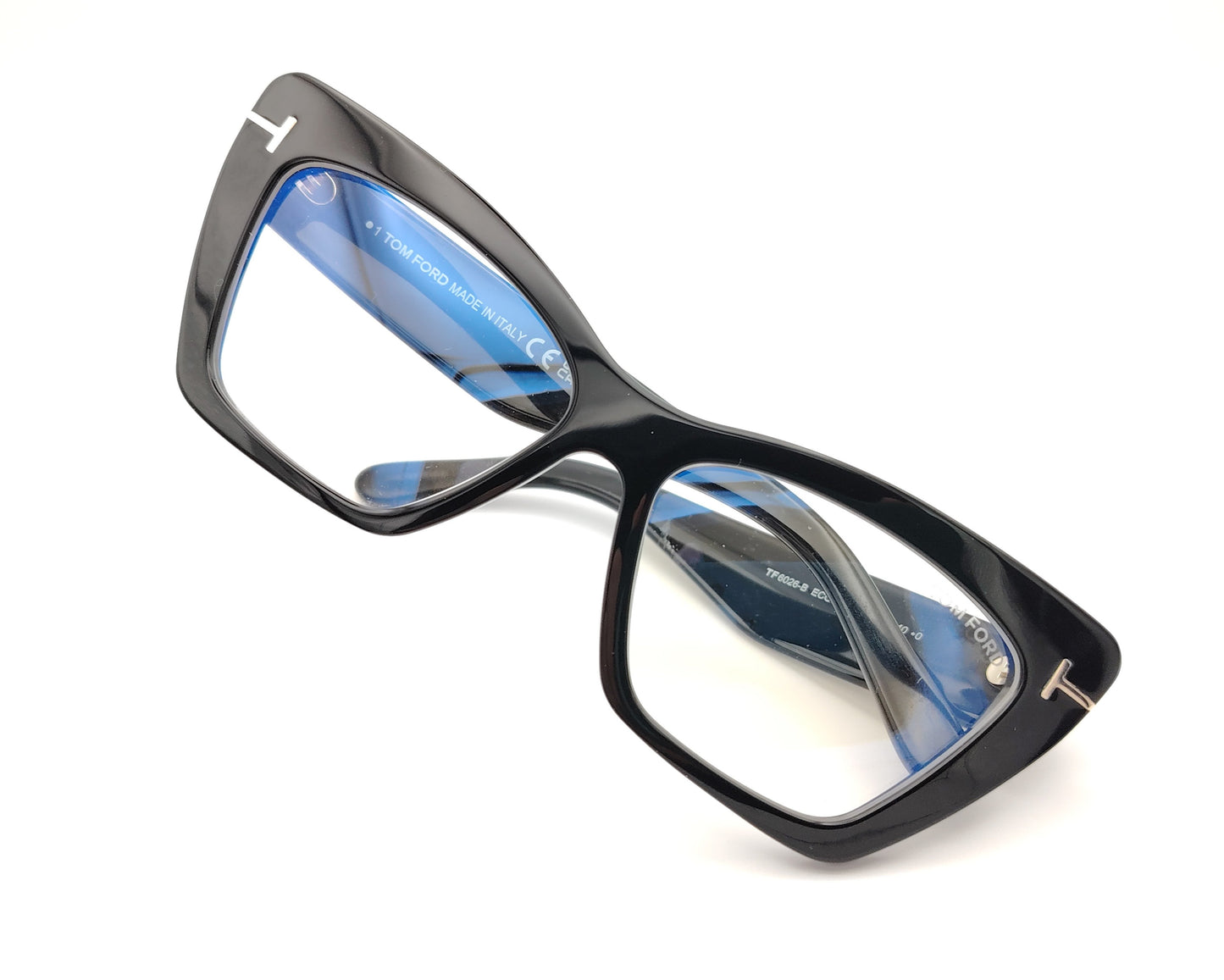 gafas tom ford negras de forma cat eye  con detalle metálico en las varillas