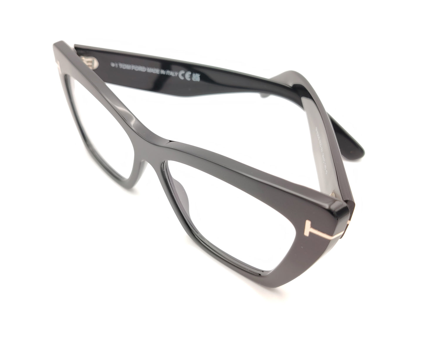 gafas tom ford negras de forma cat eye  con detalle metálico en las varillas
