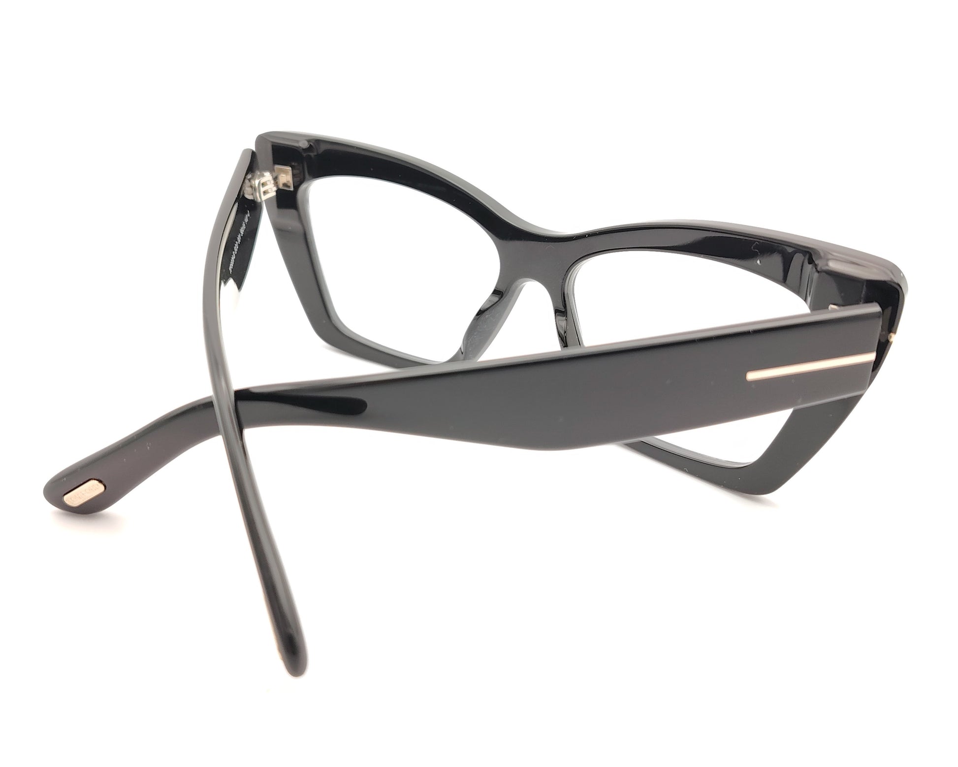 gafas tom ford negras de forma cat eye  con detalle metálico en las varillas
