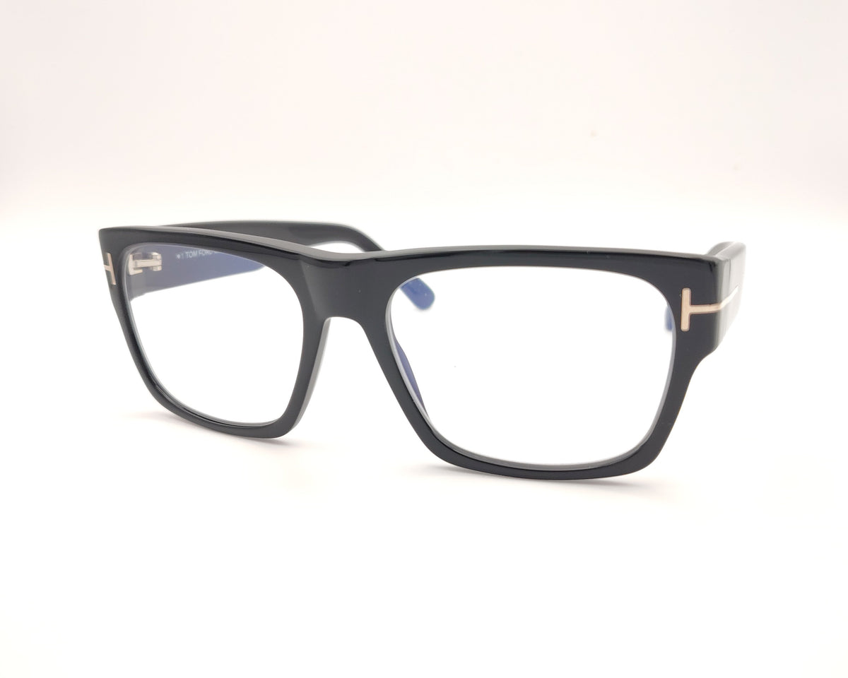 gafas tom ford negras rectangulares con detalle metálico en las varillas