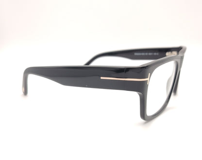 gafas tom ford negras rectangulares con detalle metálico en las varillas