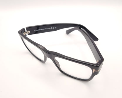 gafas tom ford negras rectangulares con detalle metálico en las varillas