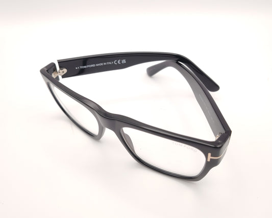 gafas tom ford negras rectangulares con detalle metálico en las varillas