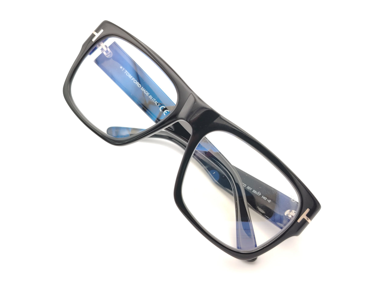 gafas tom ford negras rectangulares con detalle metálico en las varillas