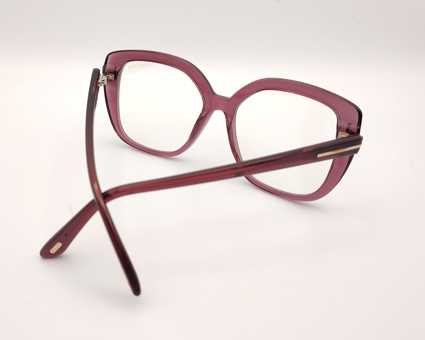 gafas tom ford oversize color ciruela translúcido con detalle metálico dorado