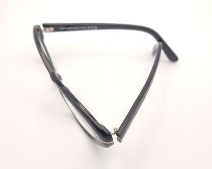gafas tom ford negras ovaladas de acetato con detalle metálico en las varillas