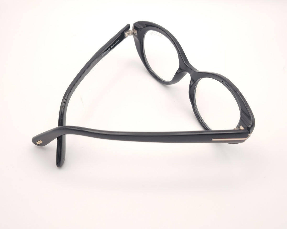gafas tom ford negras ovaladas de acetato con detalle metálico en las varillas
