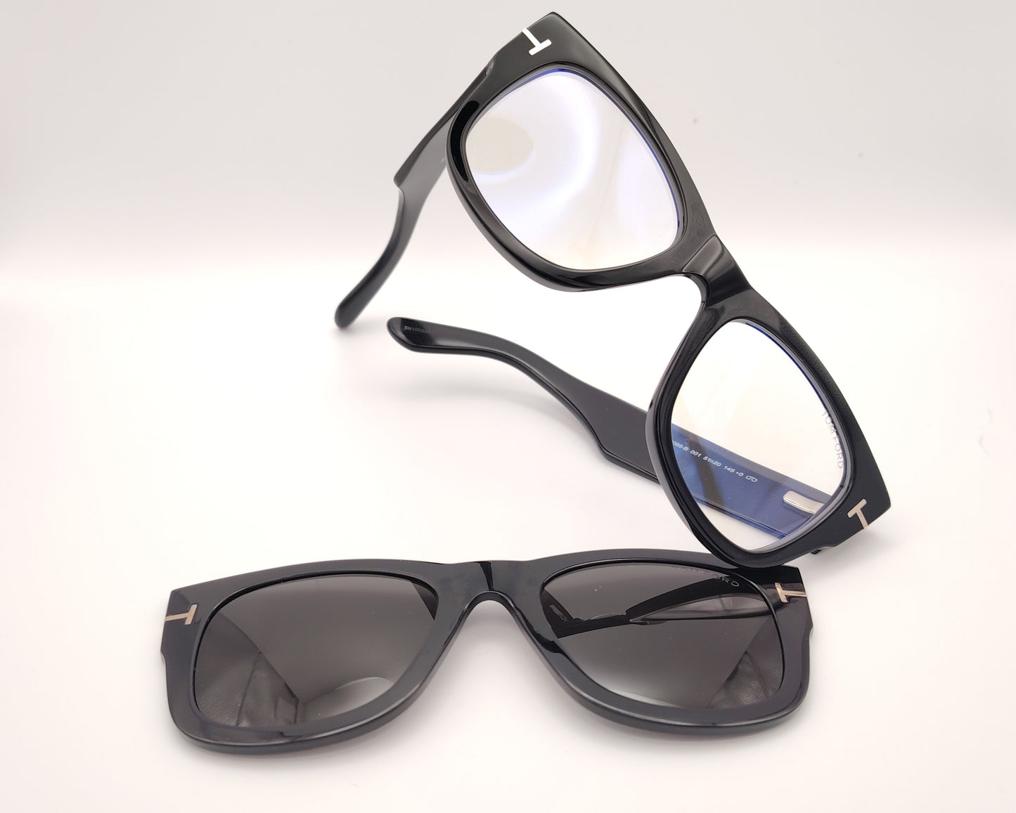 gafas tom ford negras cuadradas con clip solar magnético y detalle metálico en la varilla