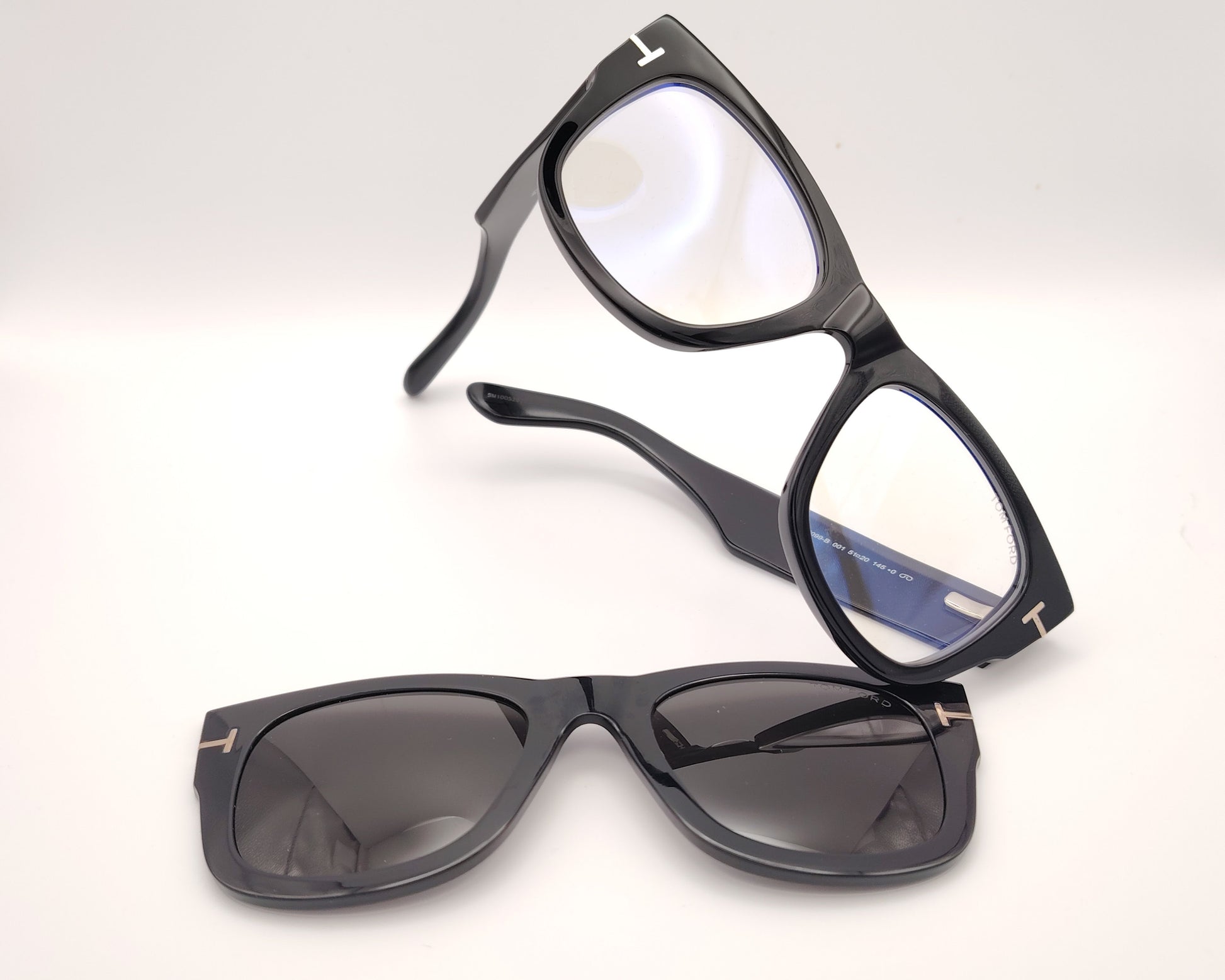 gafas tom ford negras cuadradas con clip solar magnético y detalle metálico en la varilla