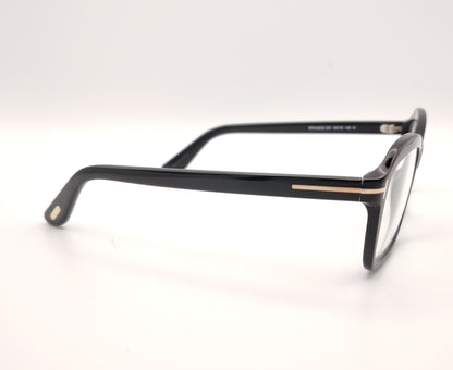 gafas tom ford negras con montura cuadrada y detalles metálicos en las varillas