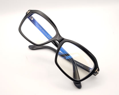 gafas tom ford negras con montura cuadrada y detalles metálicos en las varillas
