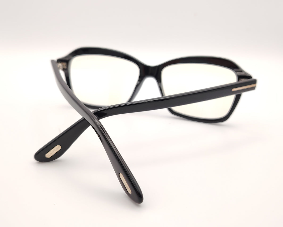 gafas tom ford negras con montura cuadrada y detalles metálicos en las varillas