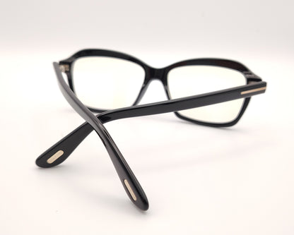gafas tom ford negras con montura cuadrada y detalles metálicos en las varillas