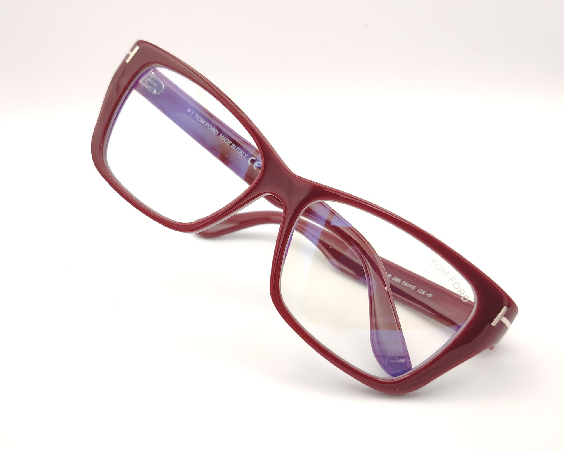 gafas tom ford rectangulares  color burdeos con detalle metálico dorado en las varillas