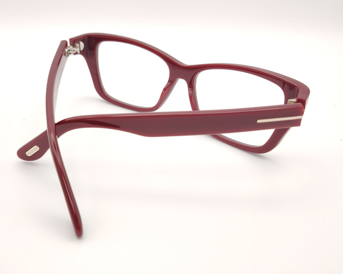 gafas tom ford rectangulares  color burdeos con detalle metálico dorado en las varillas