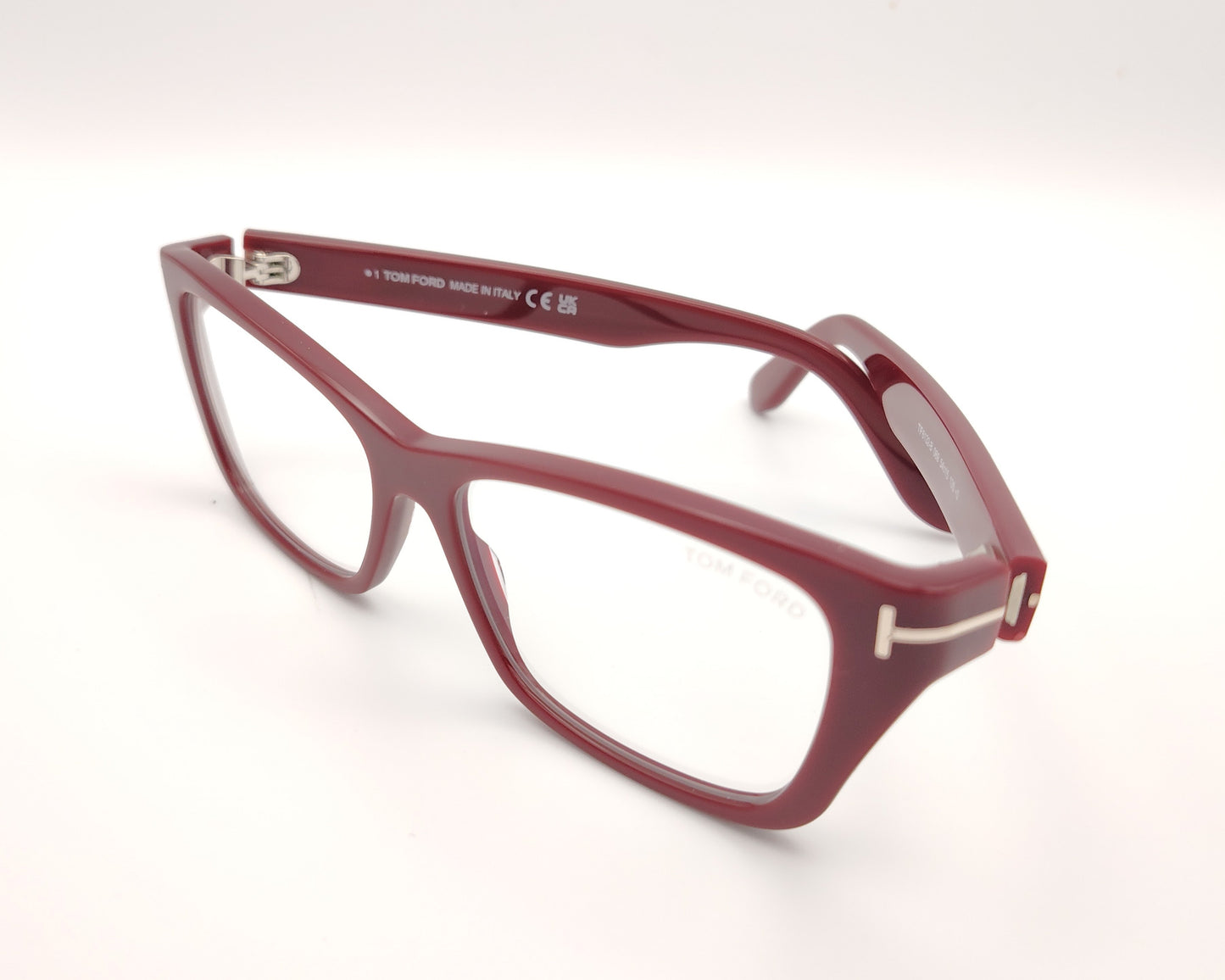 gafas tom ford rectangulares  color burdeos con detalle metálico dorado en las varillas