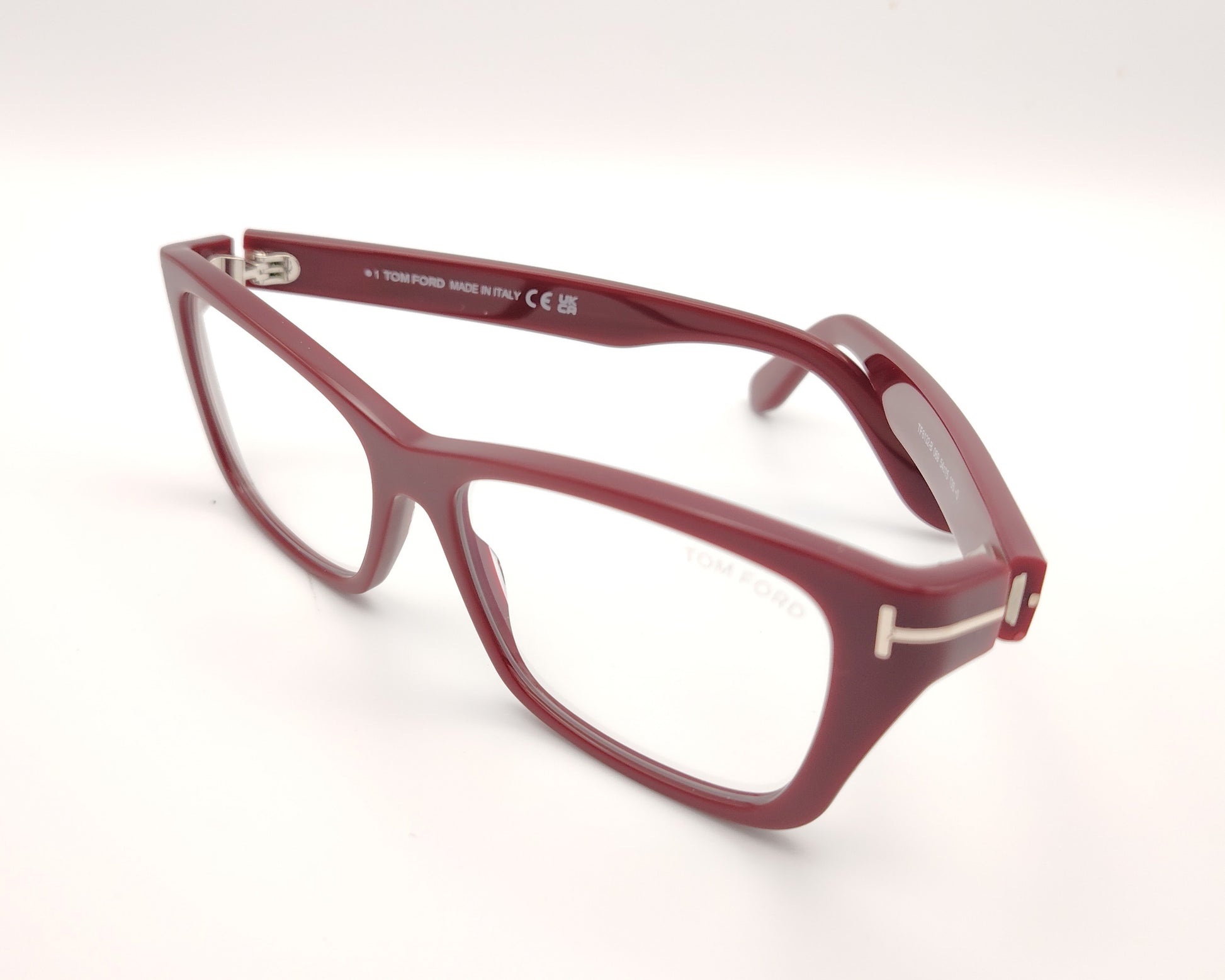 gafas tom ford rectangulares  color burdeos con detalle metálico dorado en las varillas
