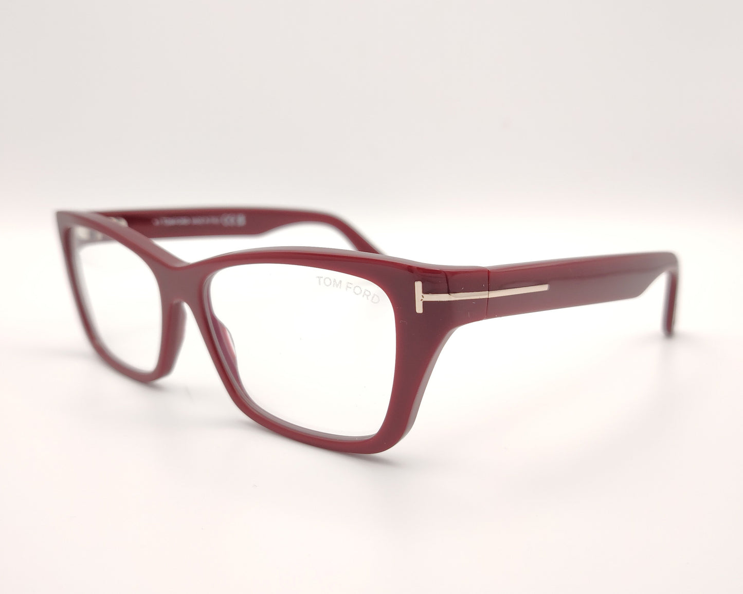 gafas tom ford rectangulares  color burdeos con detalle metálico dorado en las varillas