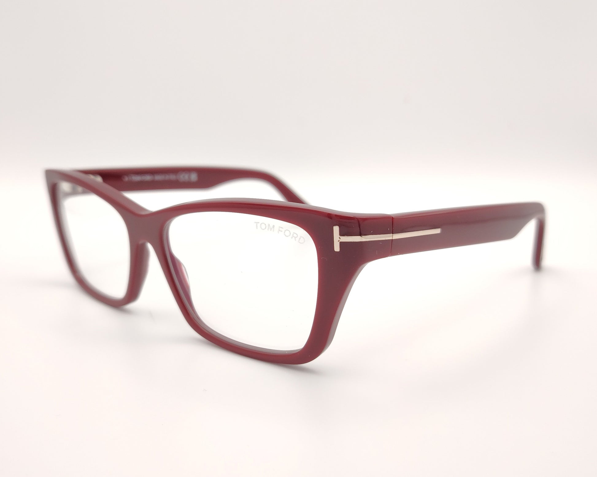 gafas tom ford rectangulares  color burdeos con detalle metálico dorado en las varillas