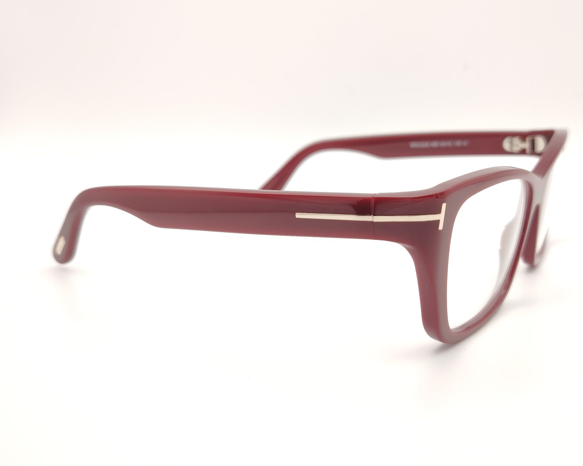 gafas tom ford rectangulares  color burdeos con detalle metálico dorado en las varillas
