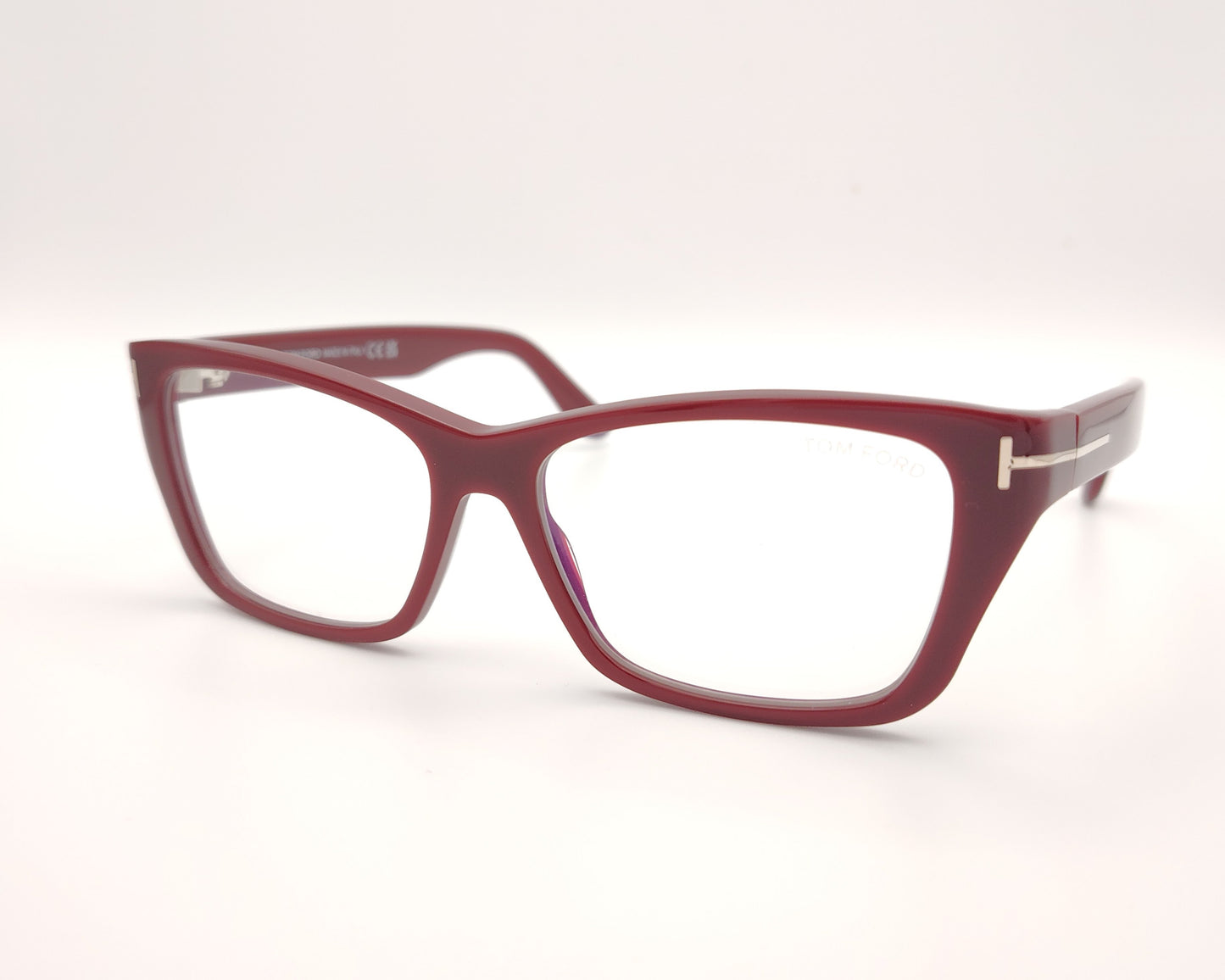 gafas tom ford rectangulares  color burdeos con detalle metálico dorado en las varillas