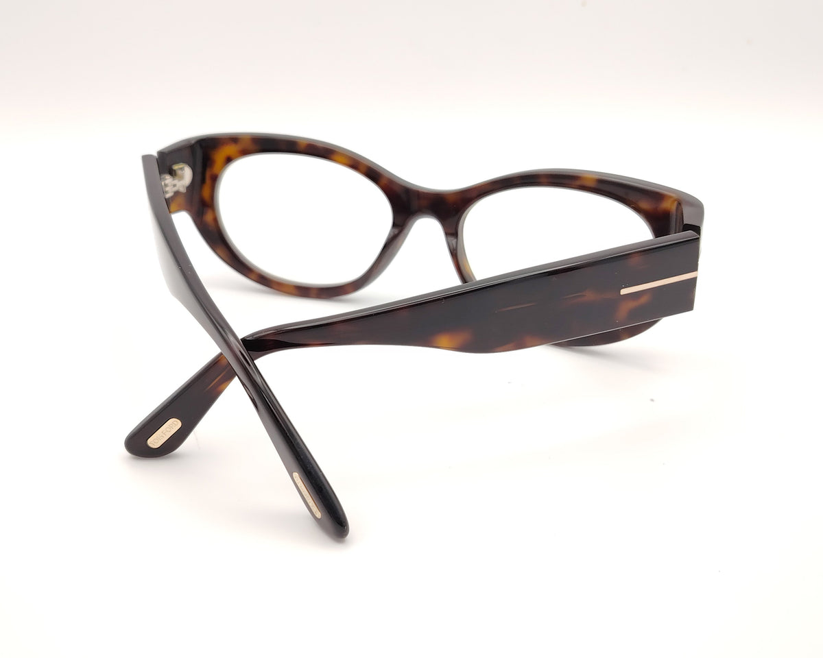 gafas tom ford ovaladas de acetato carey con varillas anchas y detalle metálico en las patillas