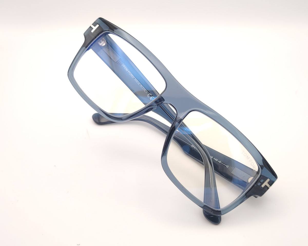 gafas tom ford rectangulares de acetato azul translúcido con varillas anchas y detalle metálico