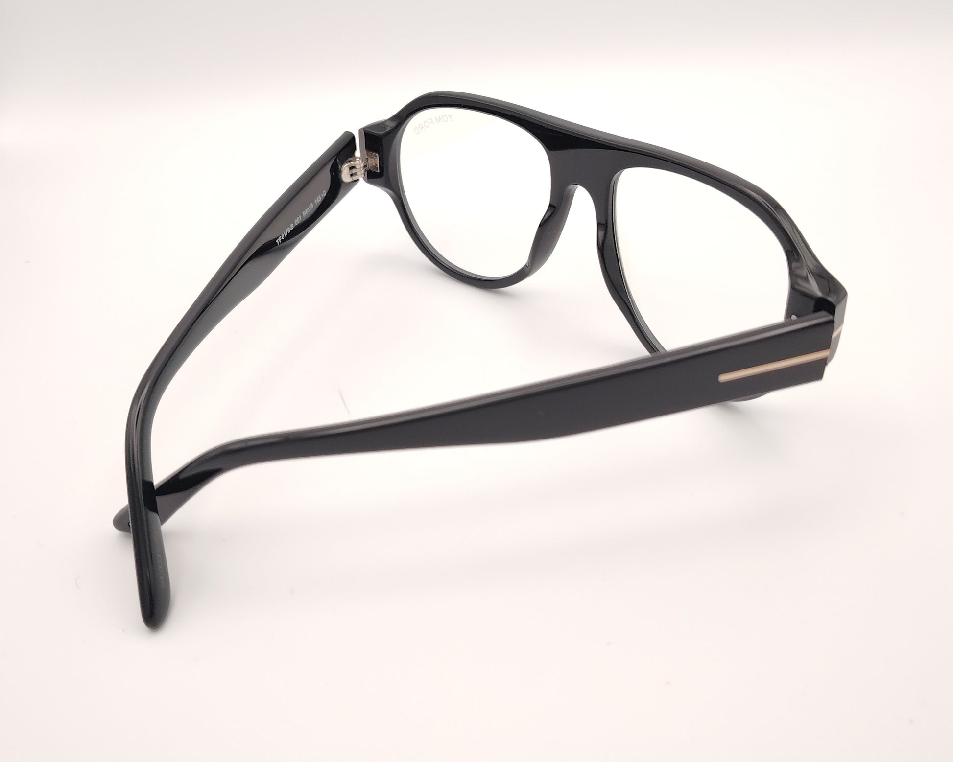 gafas tom ford negras de acetato estilo aviador con frontal amplio y varillas anchas