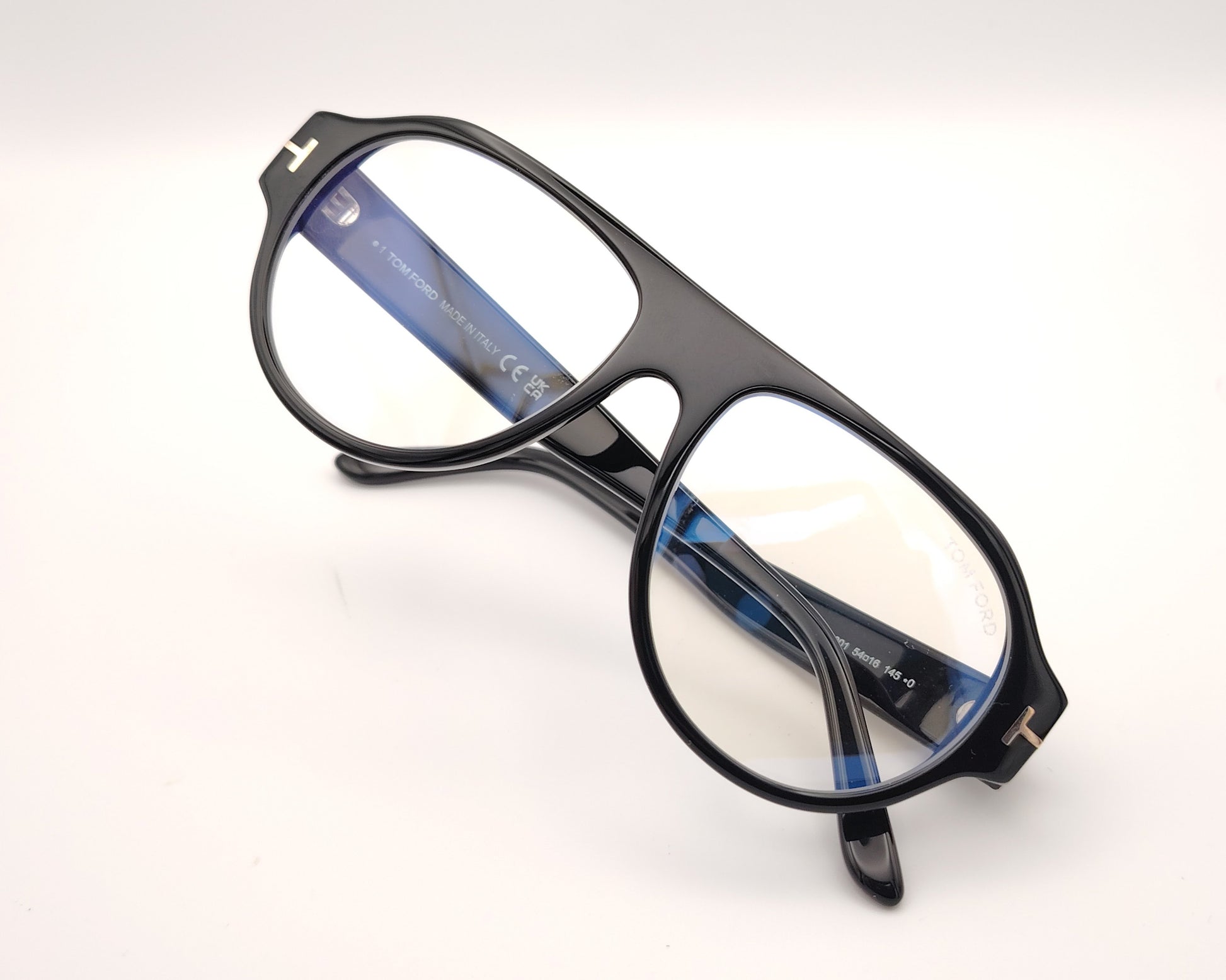 gafas tom ford negras de acetato estilo aviador con frontal amplio y varillas anchas