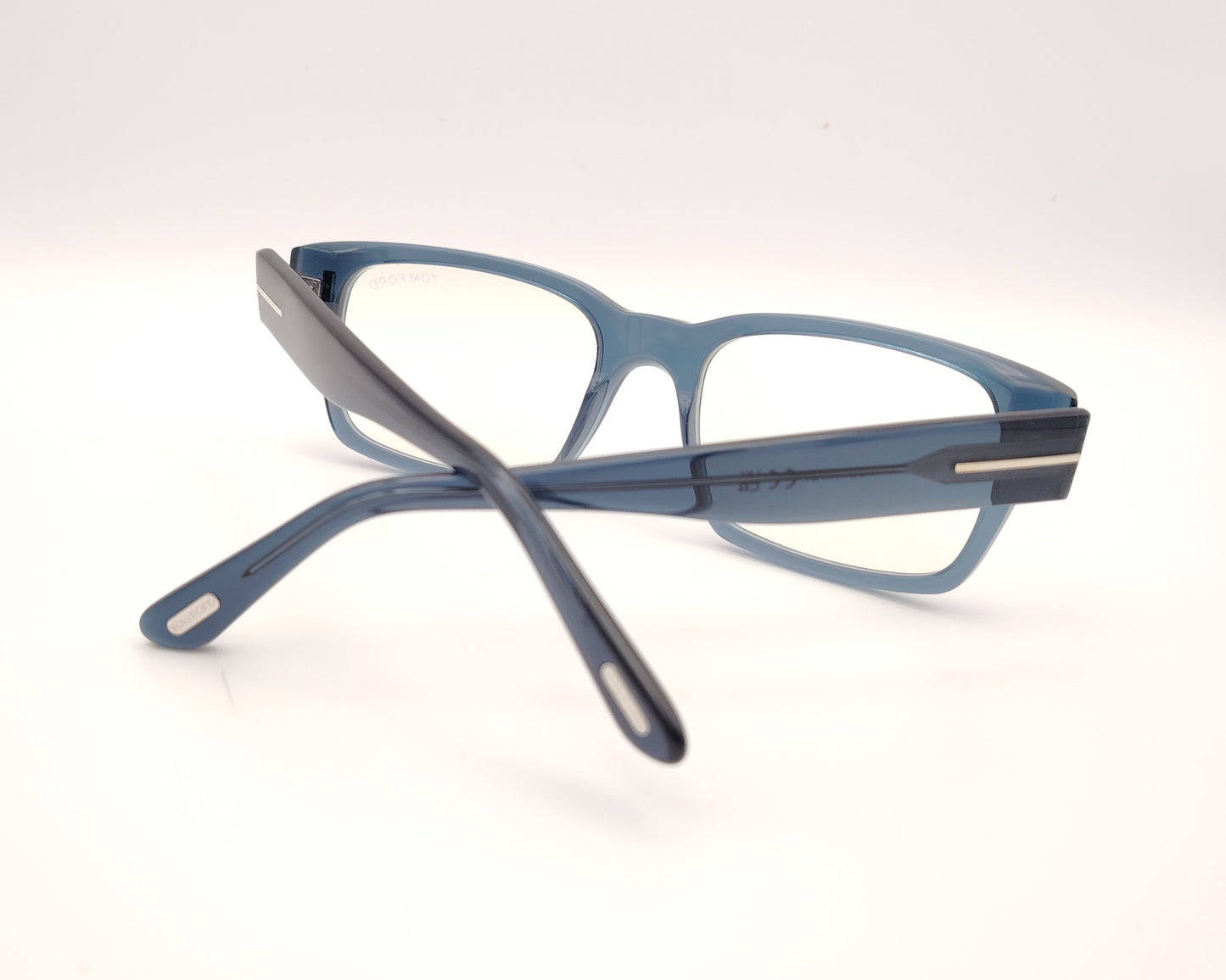 gafas graduadas tom ford rectangulares en azul translúcido con detalle metálico en las varillas