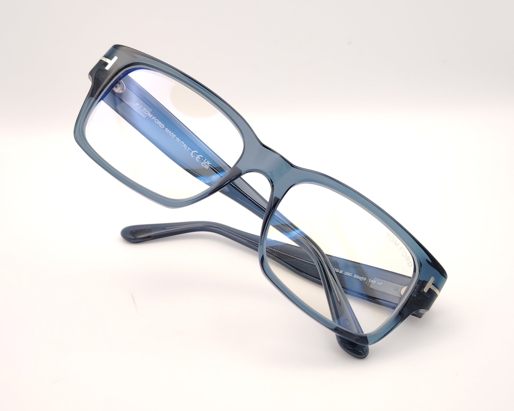 gafas graduadas tom ford rectangulares en azul translúcido con detalle metálico en las varillas