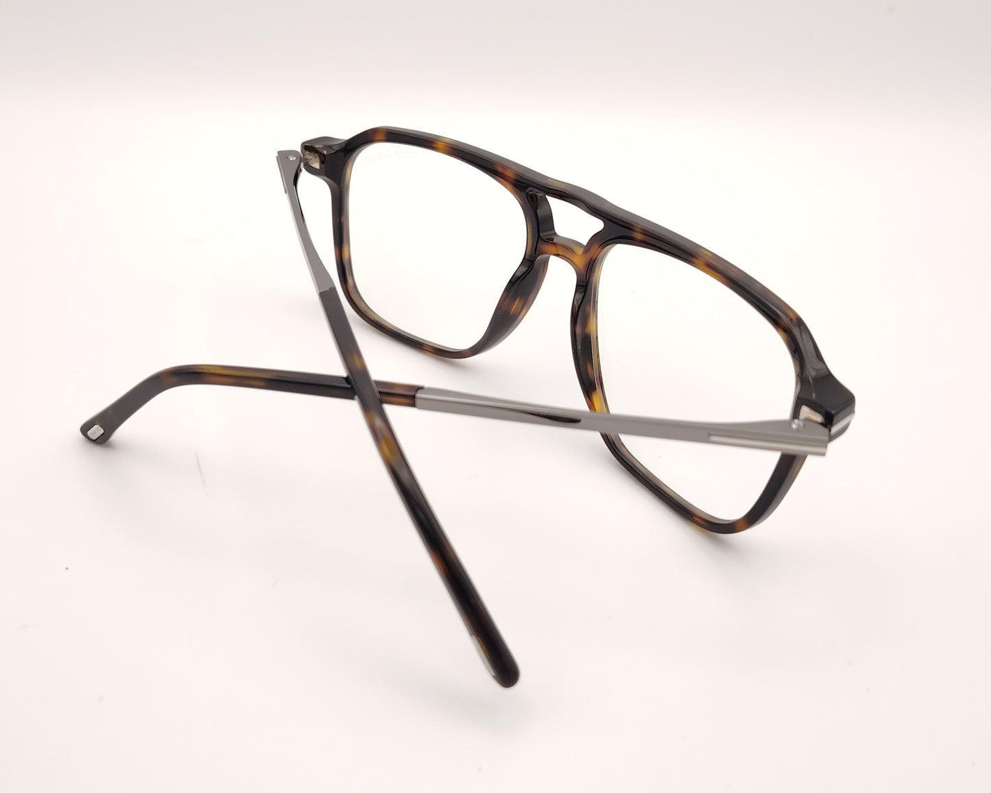 gafas tom ford de estilo aviador en acetato carey con doble puente y varillas metálicas