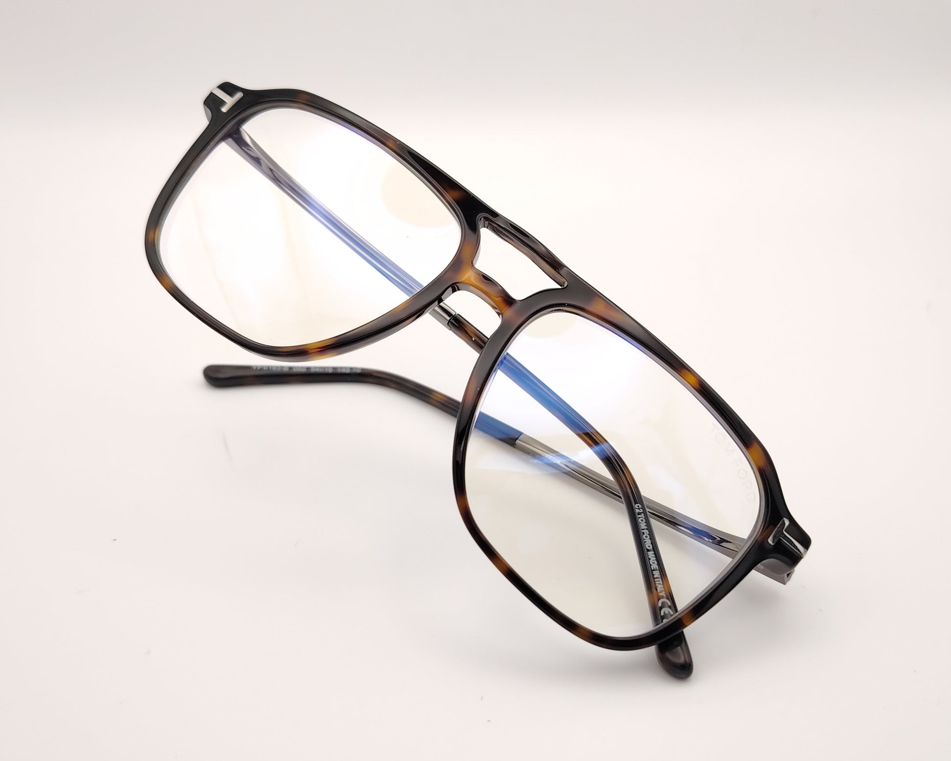 gafas tom ford de estilo aviador en acetato carey con doble puente y varillas metálicas