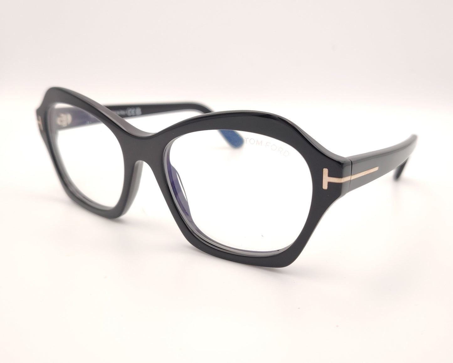 gafas tom ford negras de acetato con frontal geométrico redondeado y detalle metálico en las varillas