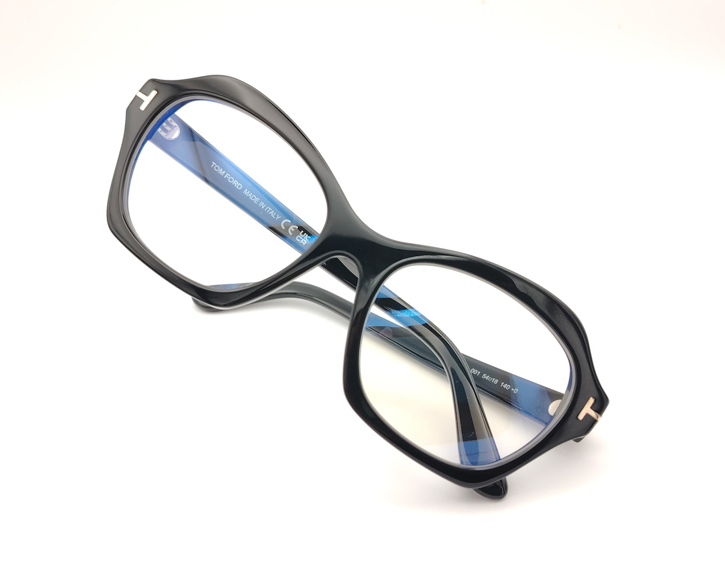 gafas tom ford negras de acetato con frontal geométrico redondeado y detalle metálico en las varillas