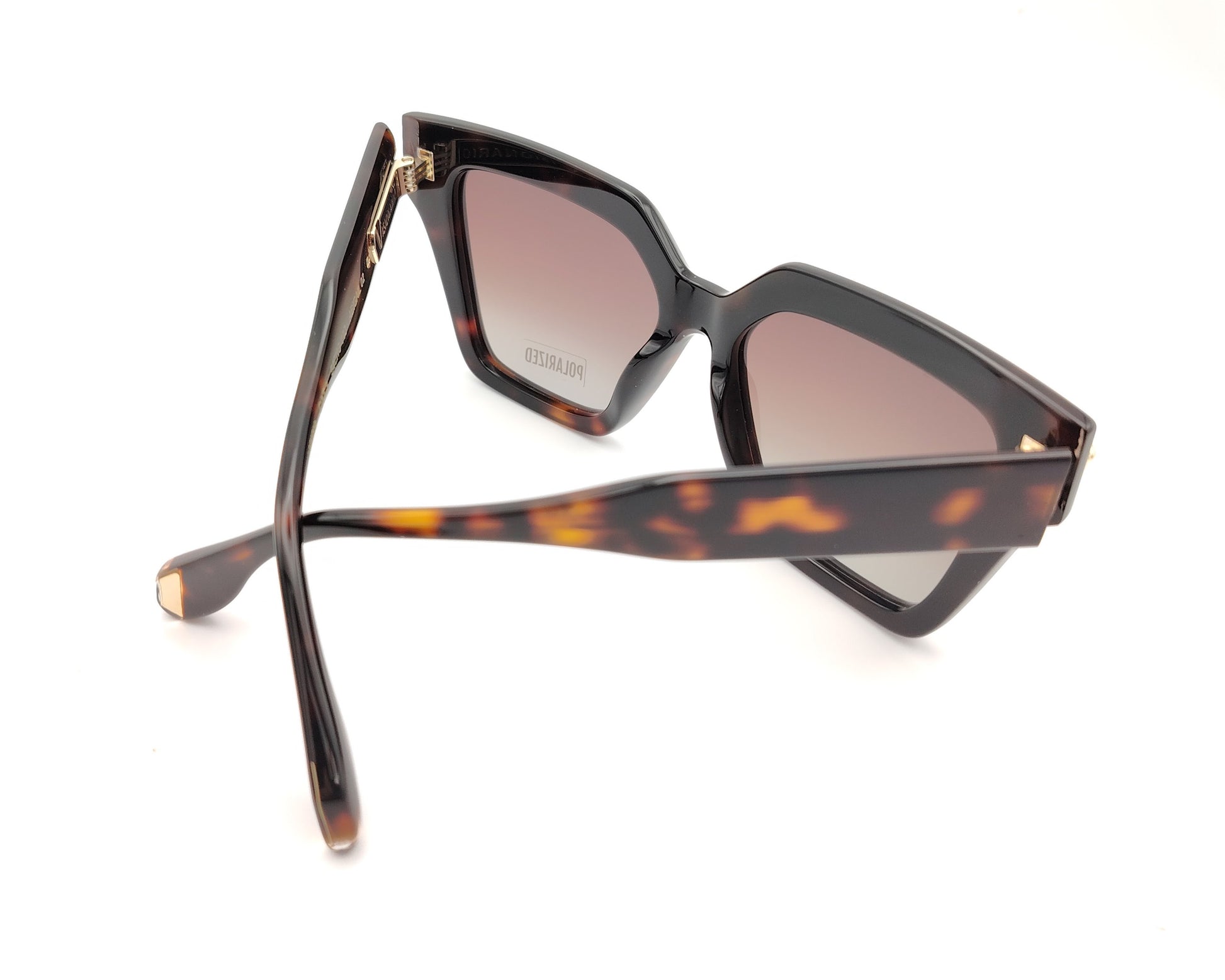 gafas de sol cuadradas en color carey oscuro y lentes polarizadas degradadas marrones