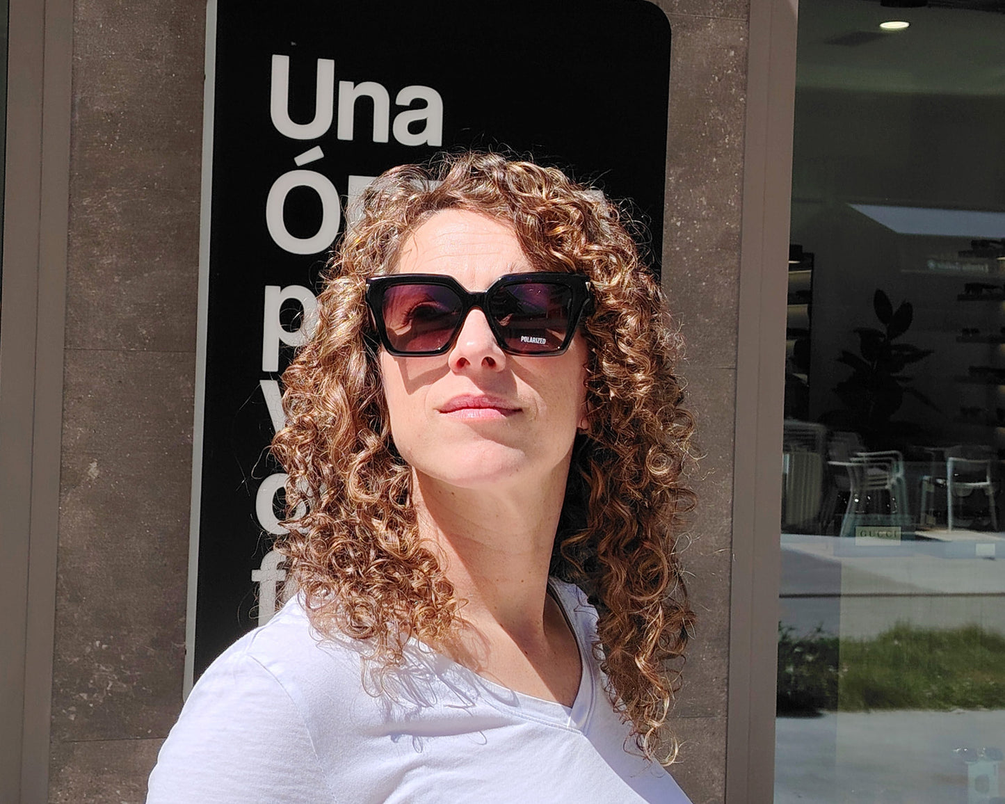 gafas de sol cuadradas en color carey oscuro y lentes polarizadas degradadas marrones