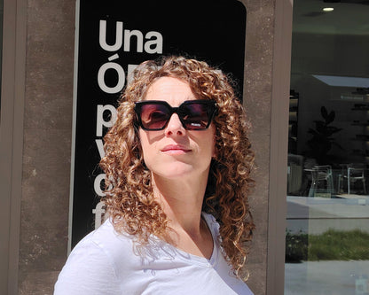 gafas de sol cuadradas en color carey oscuro y lentes polarizadas degradadas marrones