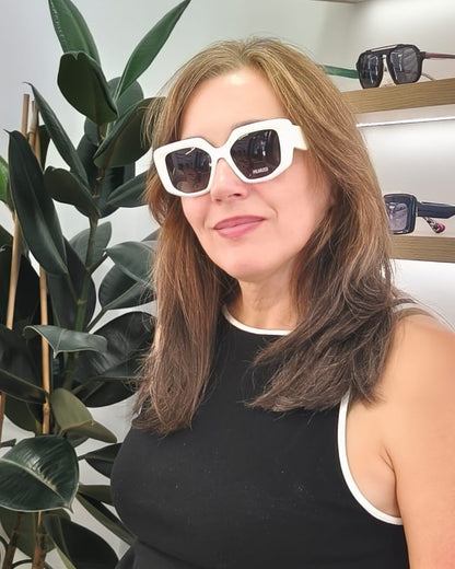 gafas de sol cuadradas con montura blanca gruesa y lentes polarizadas degradadas en tono violeta
