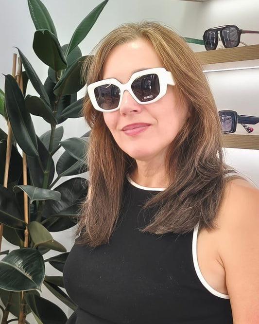 gafas de sol cuadradas con montura blanca gruesa y lentes polarizadas degradadas en tono violeta