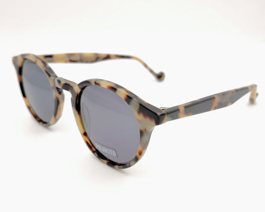 visionario branson  gafas de acetato redondo en tonos cremas y marrones marmolados con lentes polarizadas 