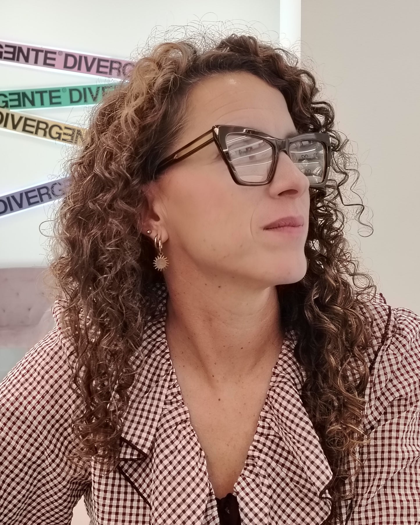 gafas de vista cat eye en acetato carey oscuro con detalles dorados de la marca visionario