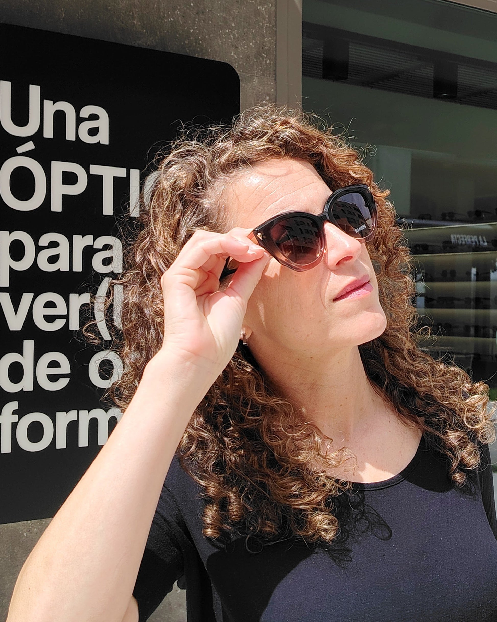 gafas de sol polarizadas con montura degradada marrón y rosa de forma cat eye suave