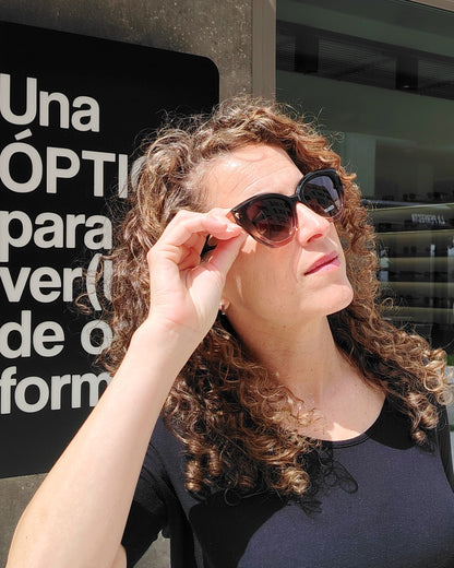 gafas de sol polarizadas con montura degradada marrón y rosa de forma cat eye suave